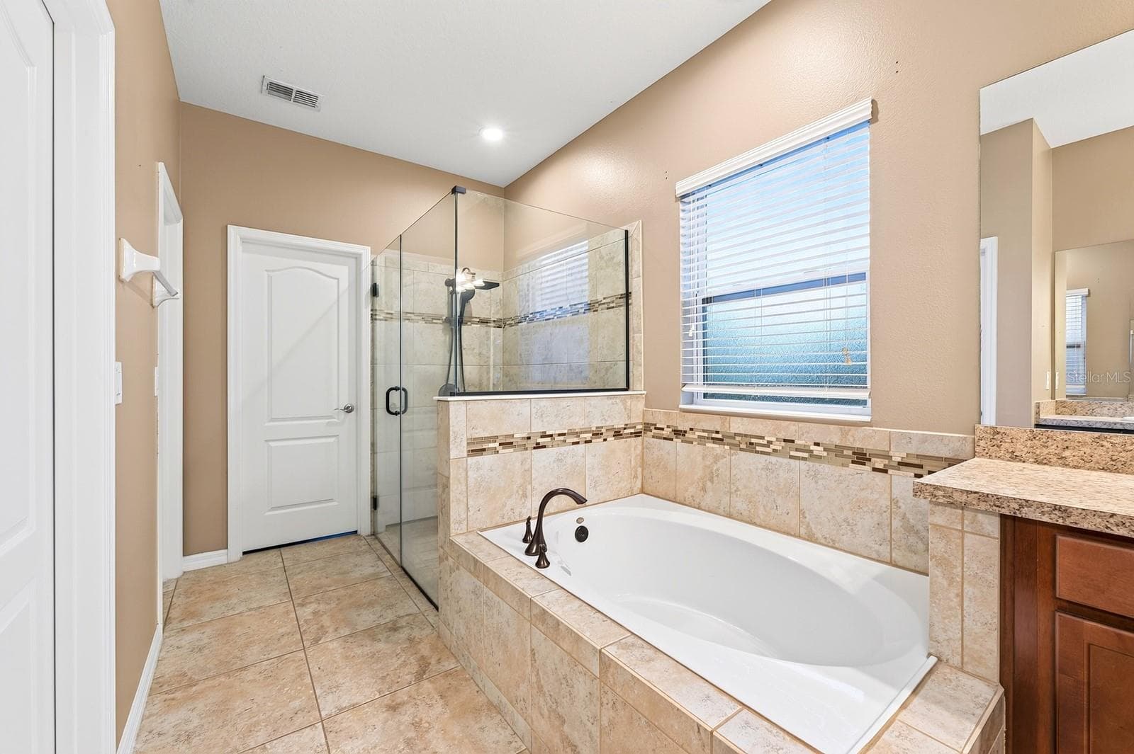 Main floor primary en-suite bath. - 3135 AMALFI DR, ORLANDO