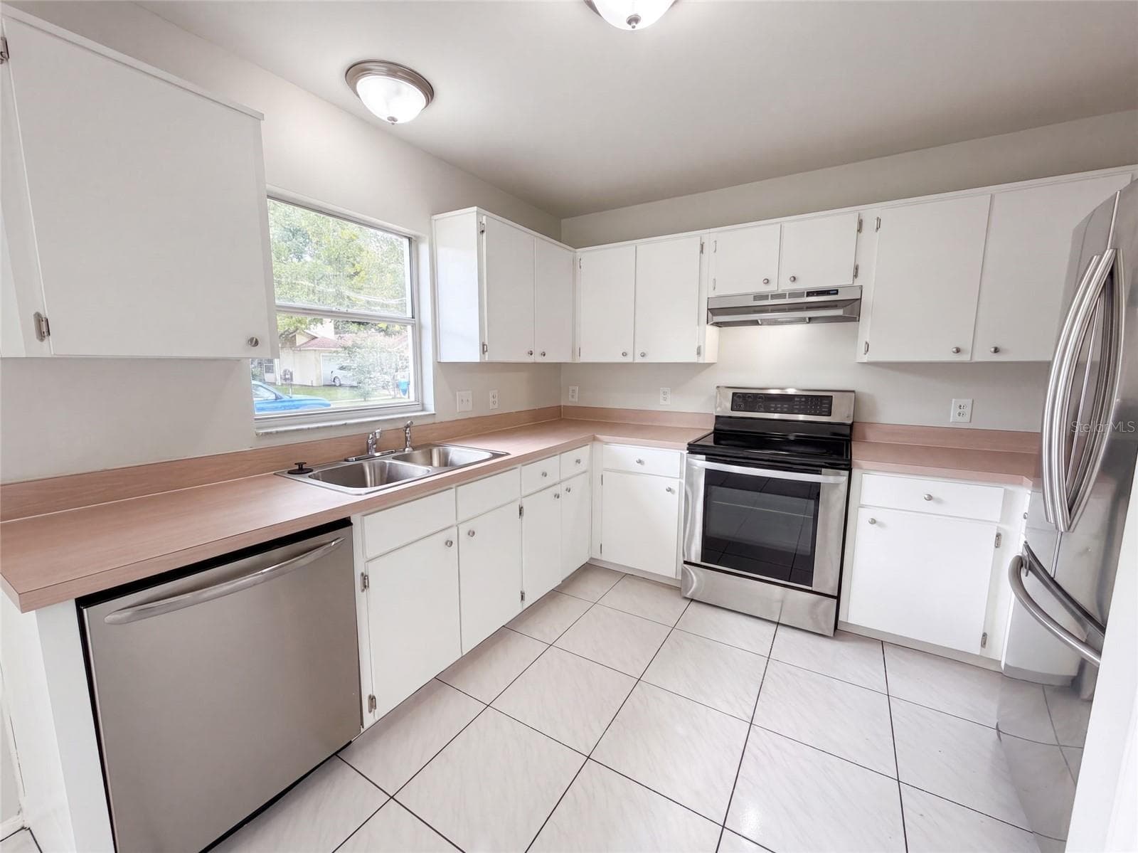 Single Family Residence at 1611 CALLIE CT, APOPKA, photo 2 of 20