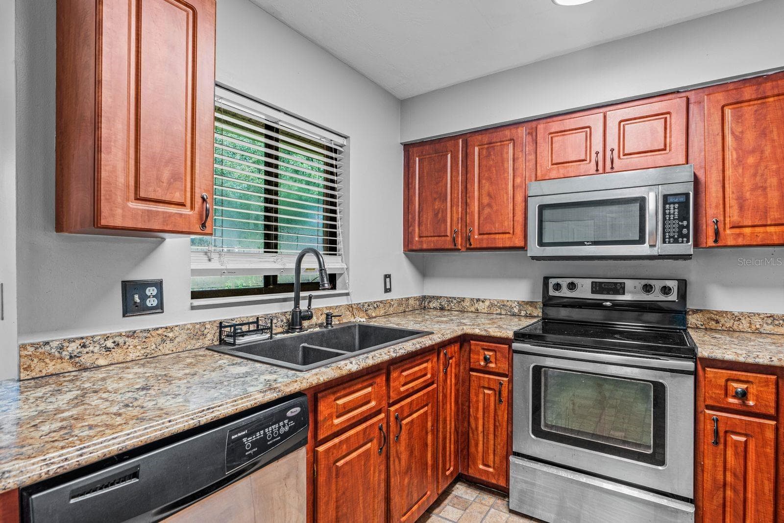 kitchen - 54 WHITE HALL DR, PALM COAST