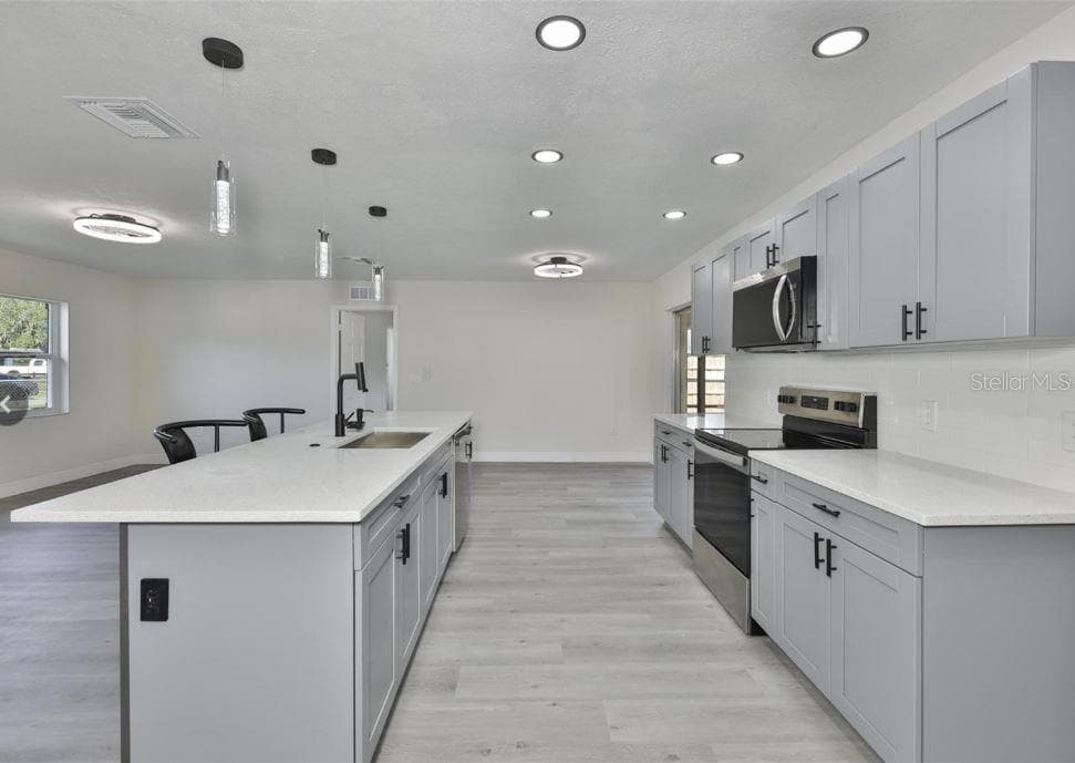 Single Family Residence at 614 HUNTINGTON ST, BRANDON, photo 6 of 42