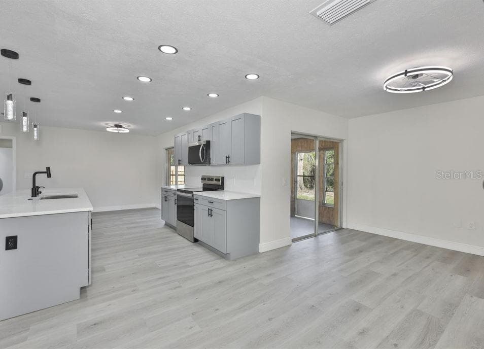 Single Family Residence at 614 HUNTINGTON ST, BRANDON, photo 8 of 42