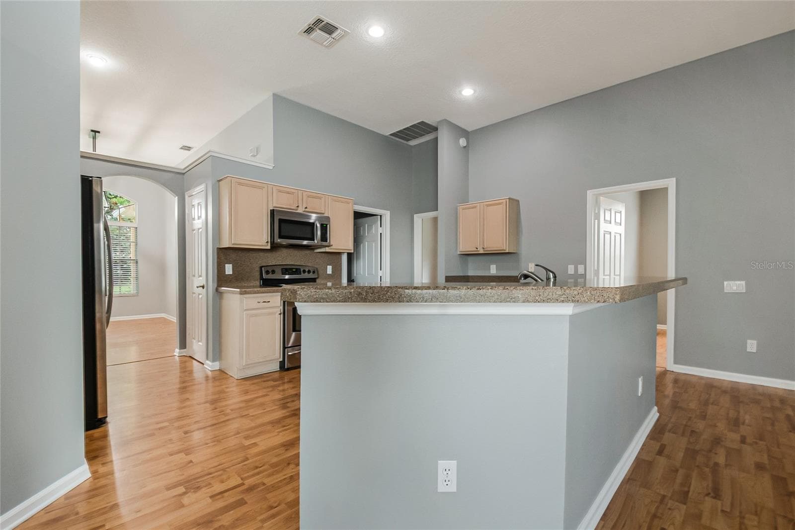 Kitchen Island with Bar Seating - 116 OAK GROVE CIR, LAKE MARY