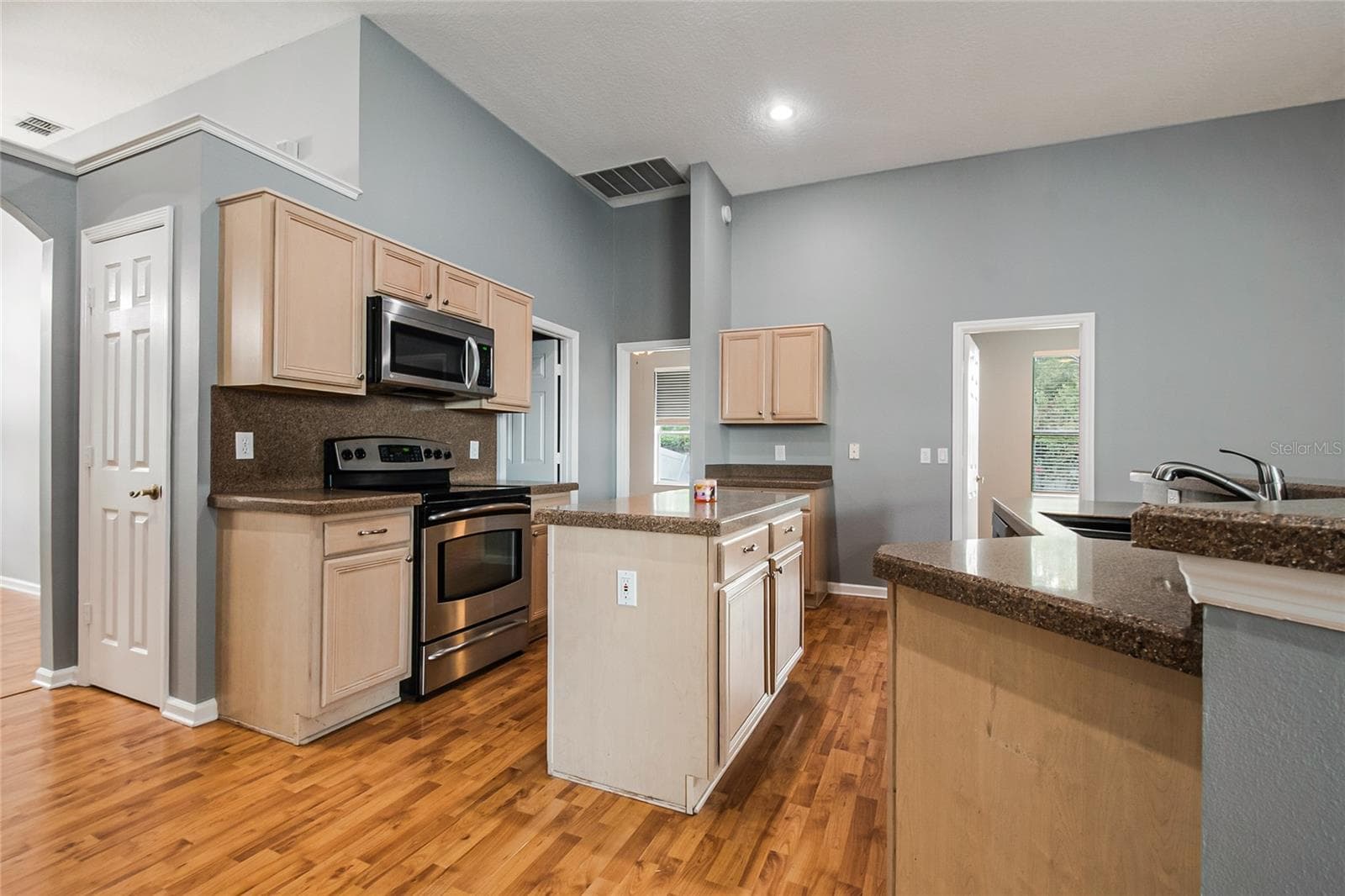 Spacious Kitchen with Middle Island - 116 OAK GROVE CIR, LAKE MARY