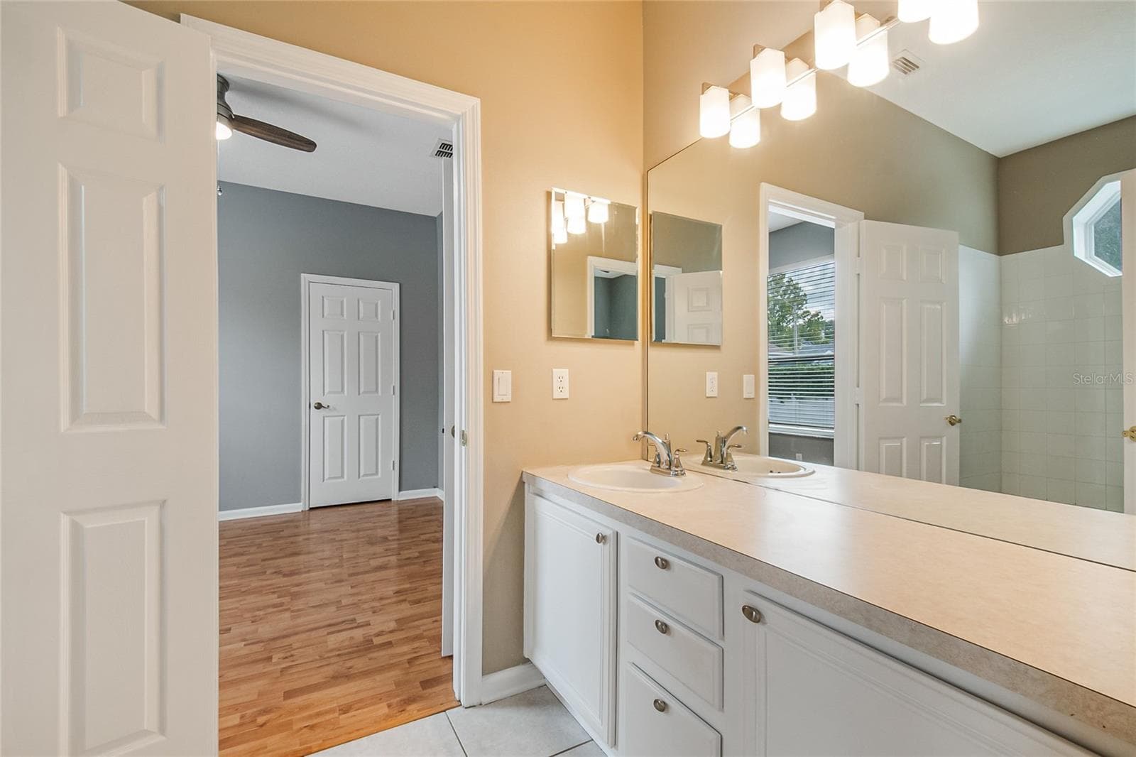 Jack and Jill Bathroom, shower with tub - 116 OAK GROVE CIR, LAKE MARY