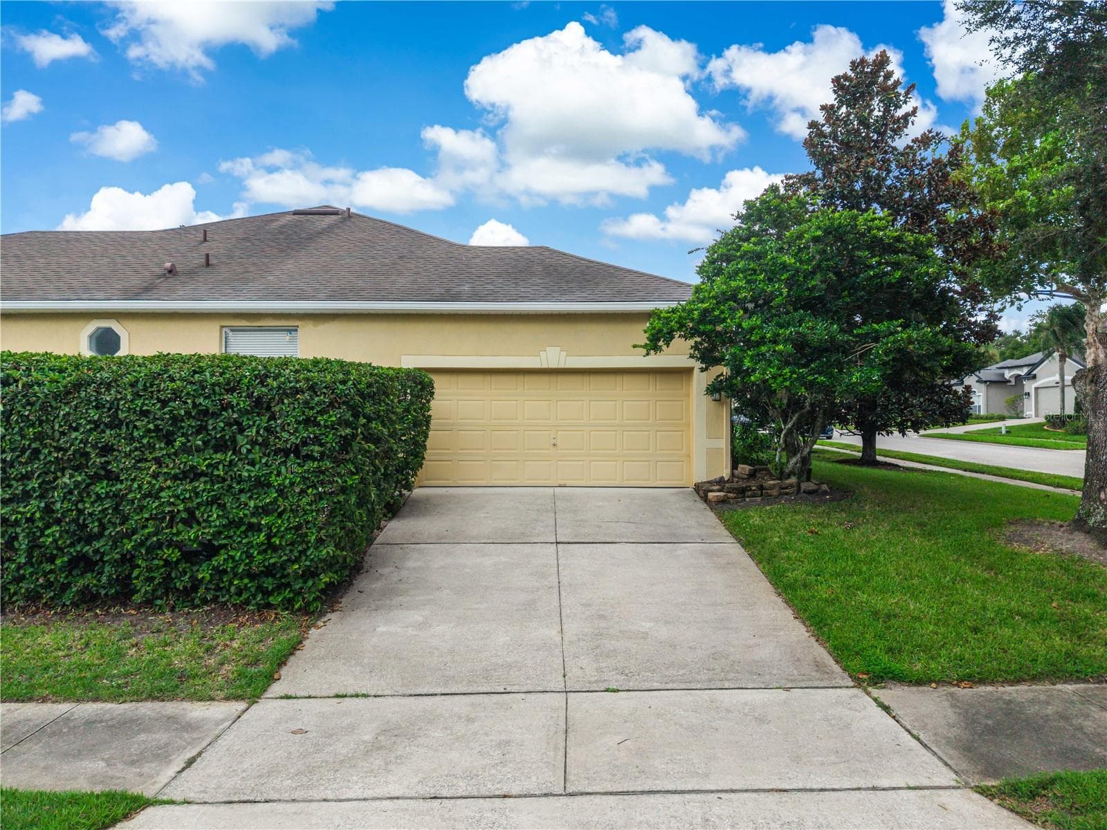 Spacious 2-car Garage and Driveway - 116 OAK GROVE CIR, LAKE MARY