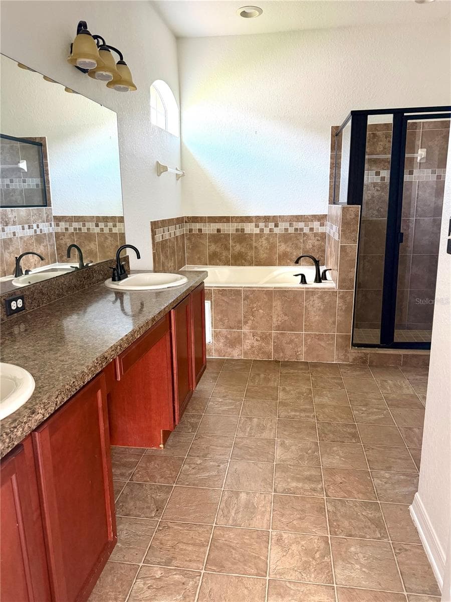 Primary bathroom - 520 HIGHLAND MEADOWS AVE, DAVENPORT
