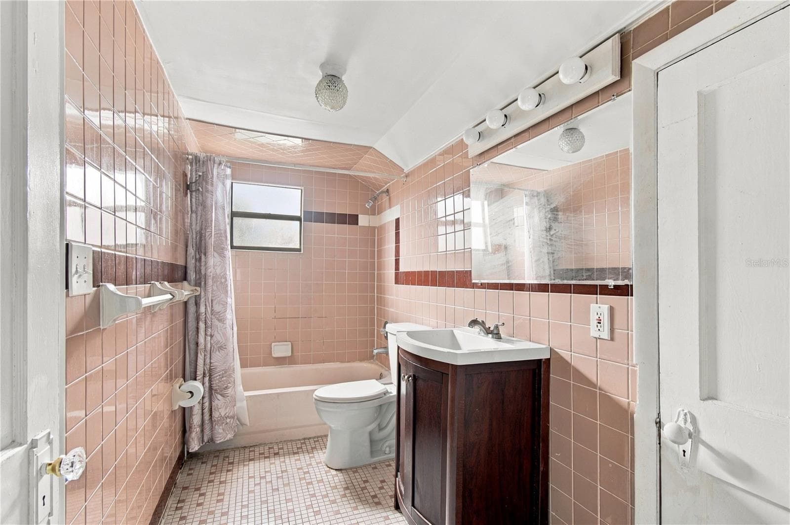 2nd Floor bath - 2501 57TH PL N, ST PETERSBURG