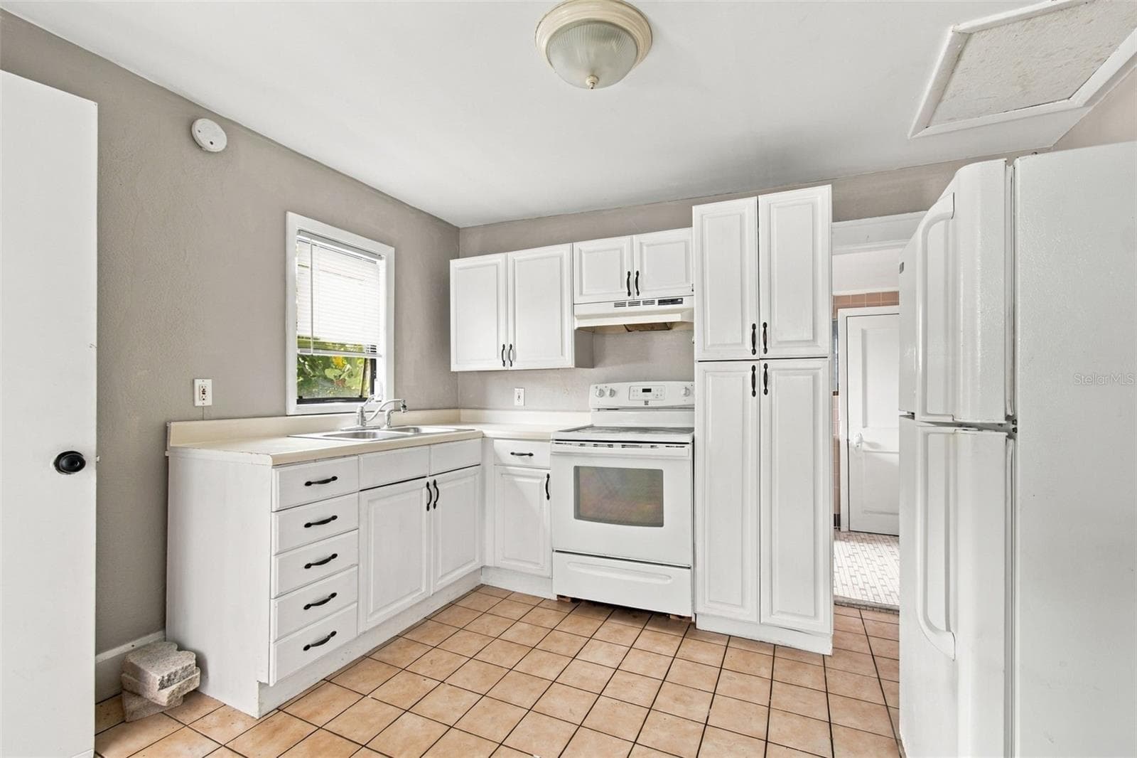 Kitchen Unit B - 2501 57TH PL N, ST PETERSBURG