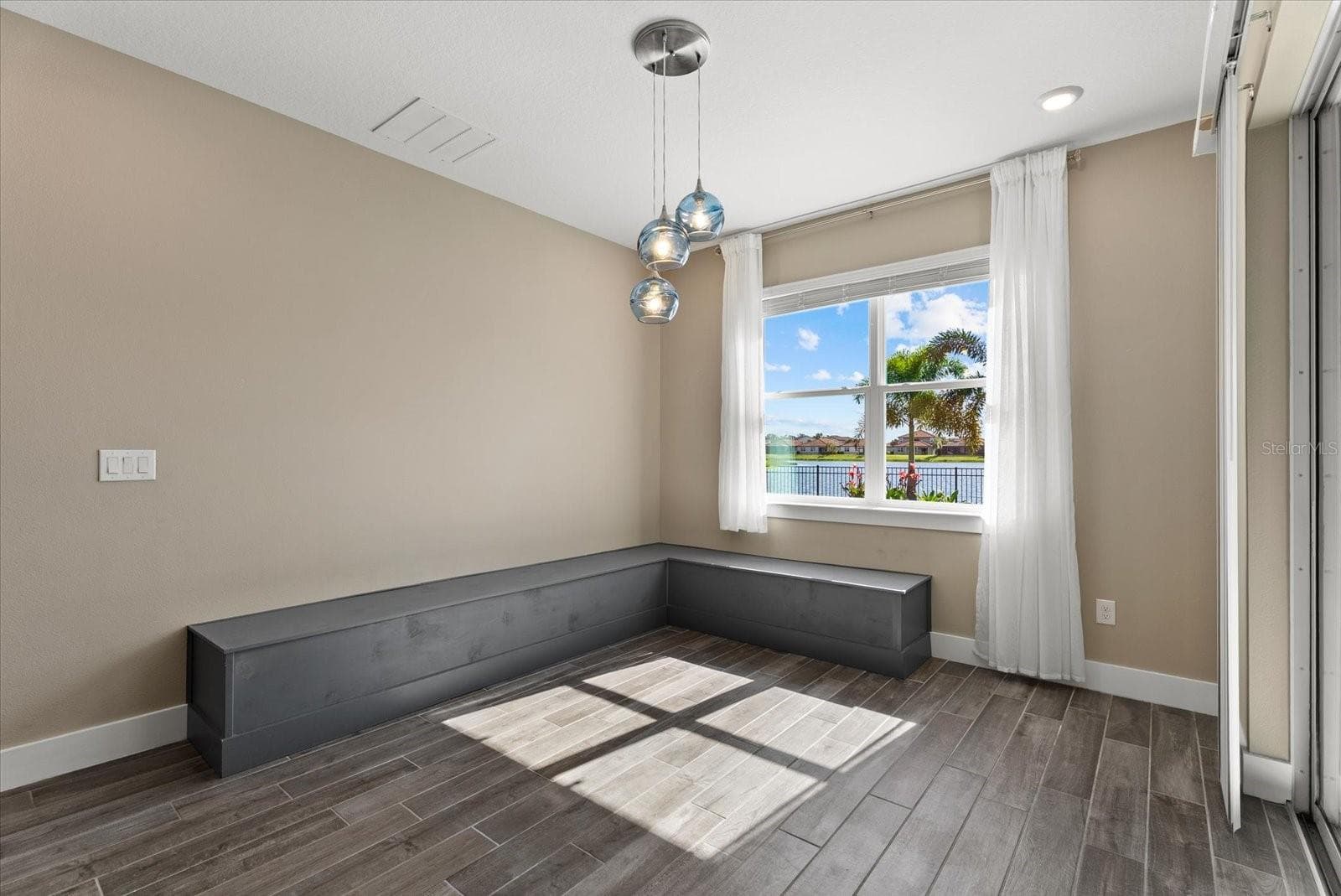 Dining room with built-in bench seating - 3536 BIG SKY WAY, BRADENTON