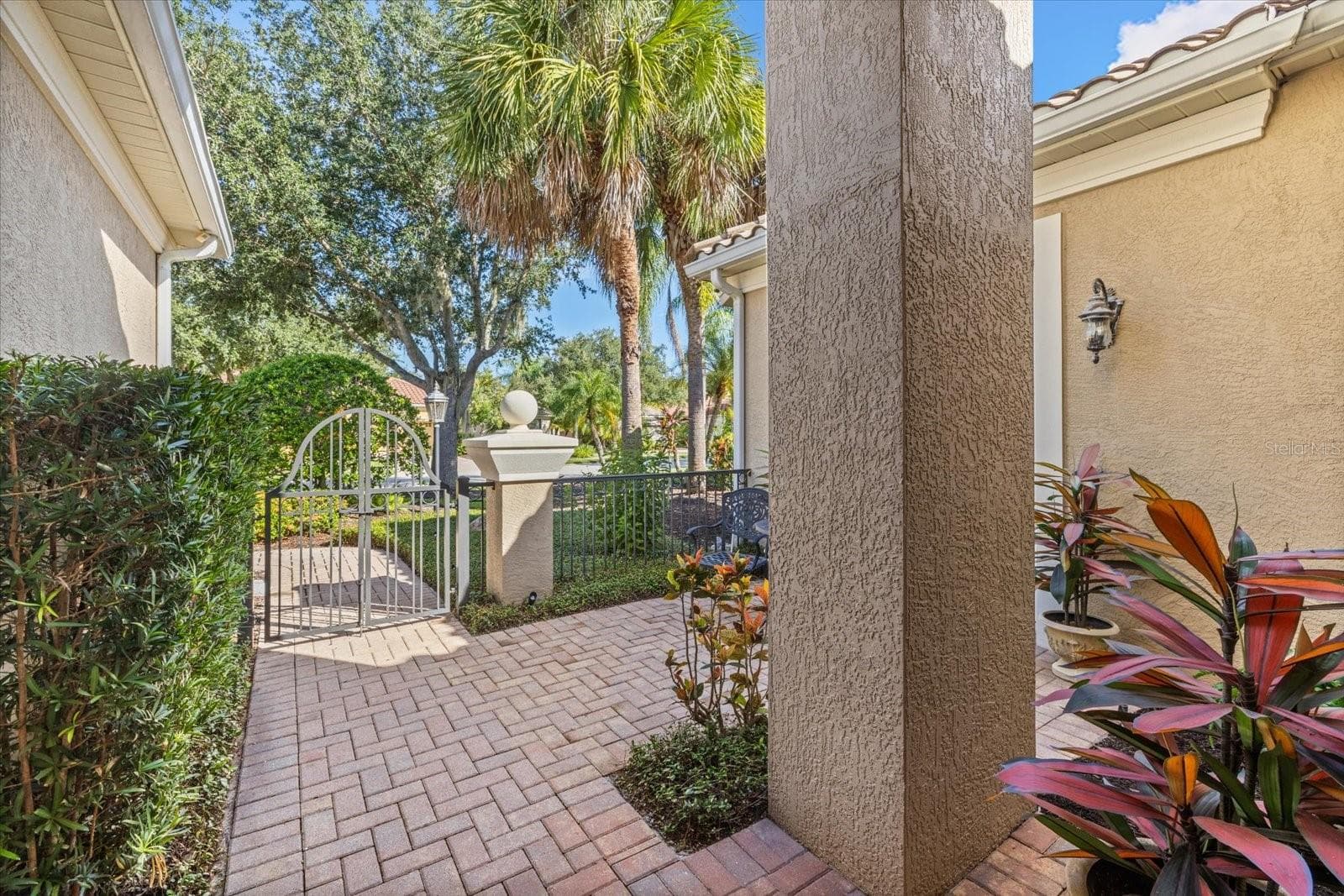 Single Family Residence at 7651 PORTSTEWART DR, LAKEWOOD RANCH, photo 4 of 53