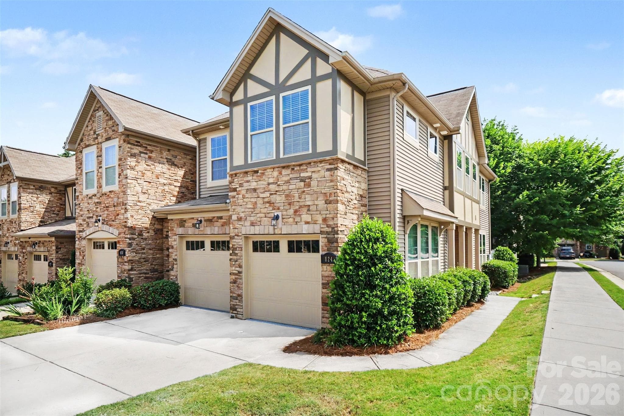 Rare corner lot - entrance separate from garage side! - 824 Ayrshire Avenue, Fort Mill
