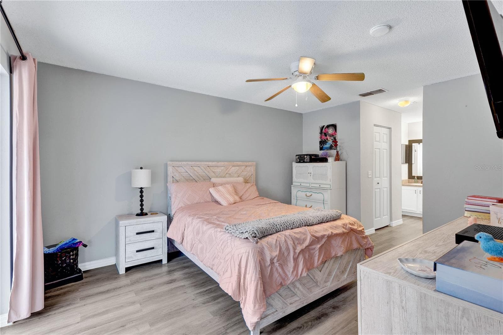 OWNER'S SUITE WITH EN-SUITE BATHROOM - 504 EAGLE CT, POINCIANA