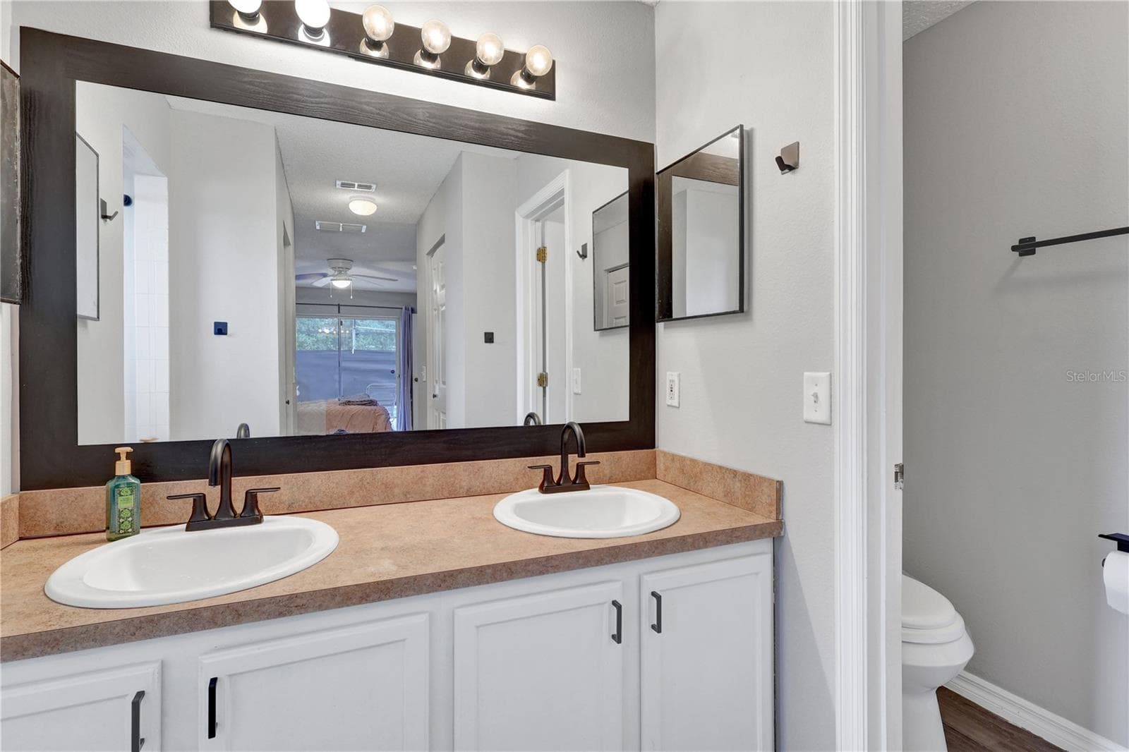DUAL SINKS - 504 EAGLE CT, POINCIANA