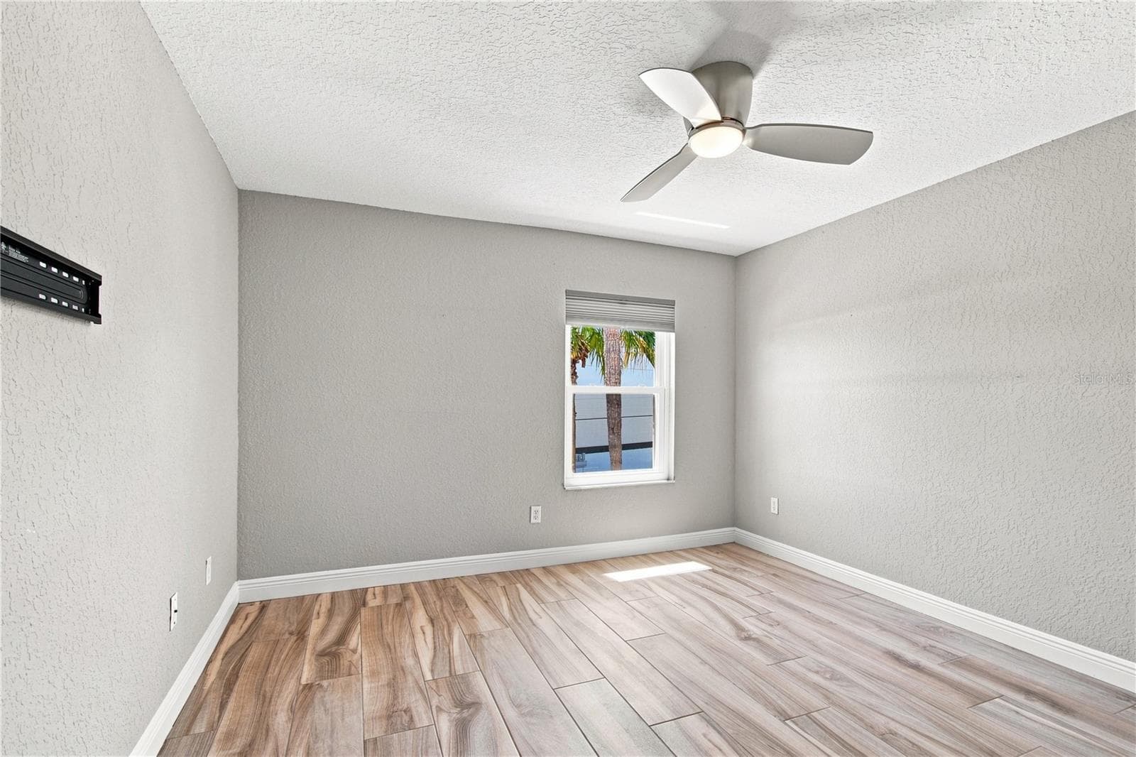 Spacious bedrooms, which fit king-size beds - 152 117TH AVE, TREASURE ISLAND