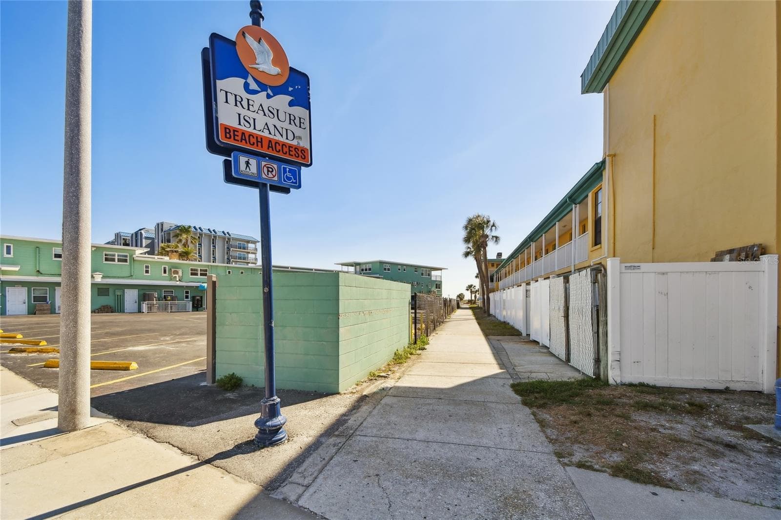 Treasure Island Beach access one block away - 152 117TH AVE, TREASURE ISLAND