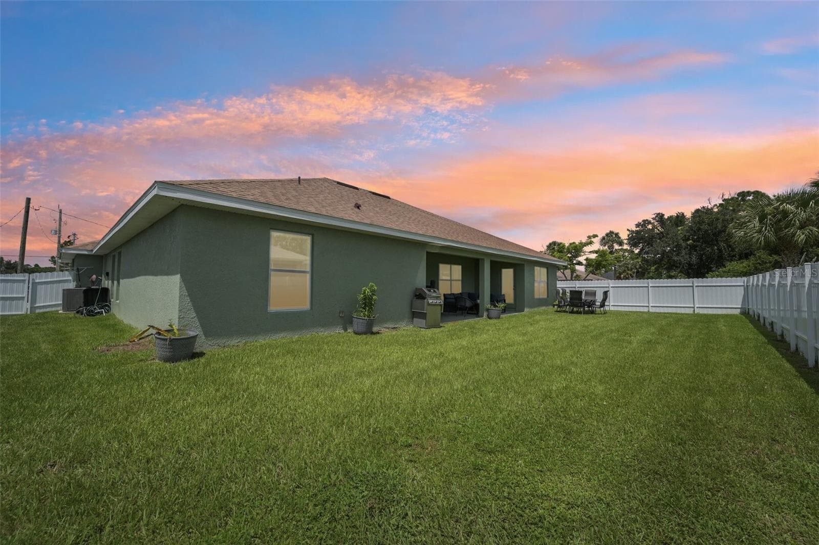 Backyard - 2718 N CHAMBERLAIN BLVD, NORTH PORT