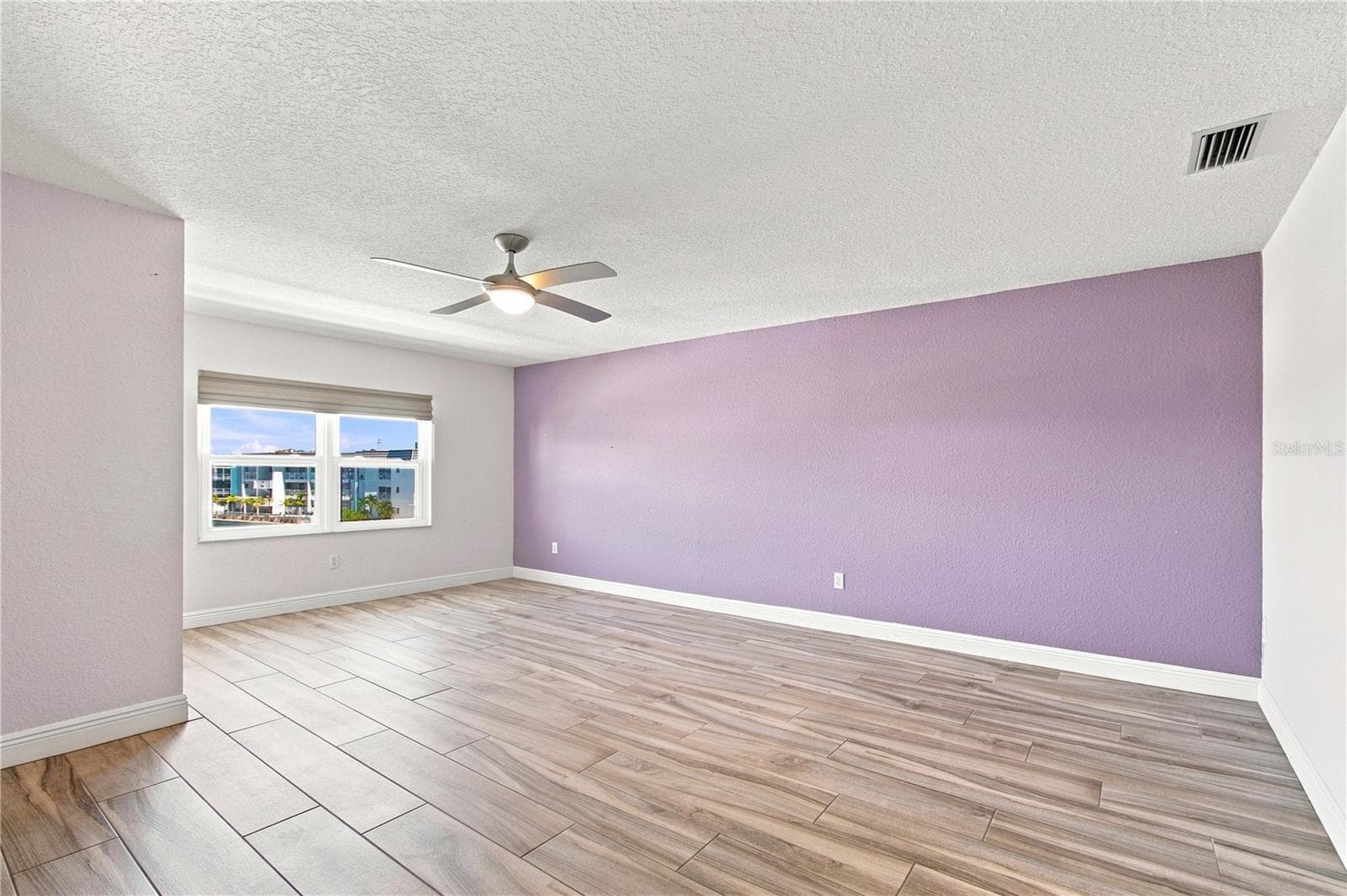 This primary bedroom is so large you can fit all your furniture - 152 117TH AVE, TREASURE ISLAND