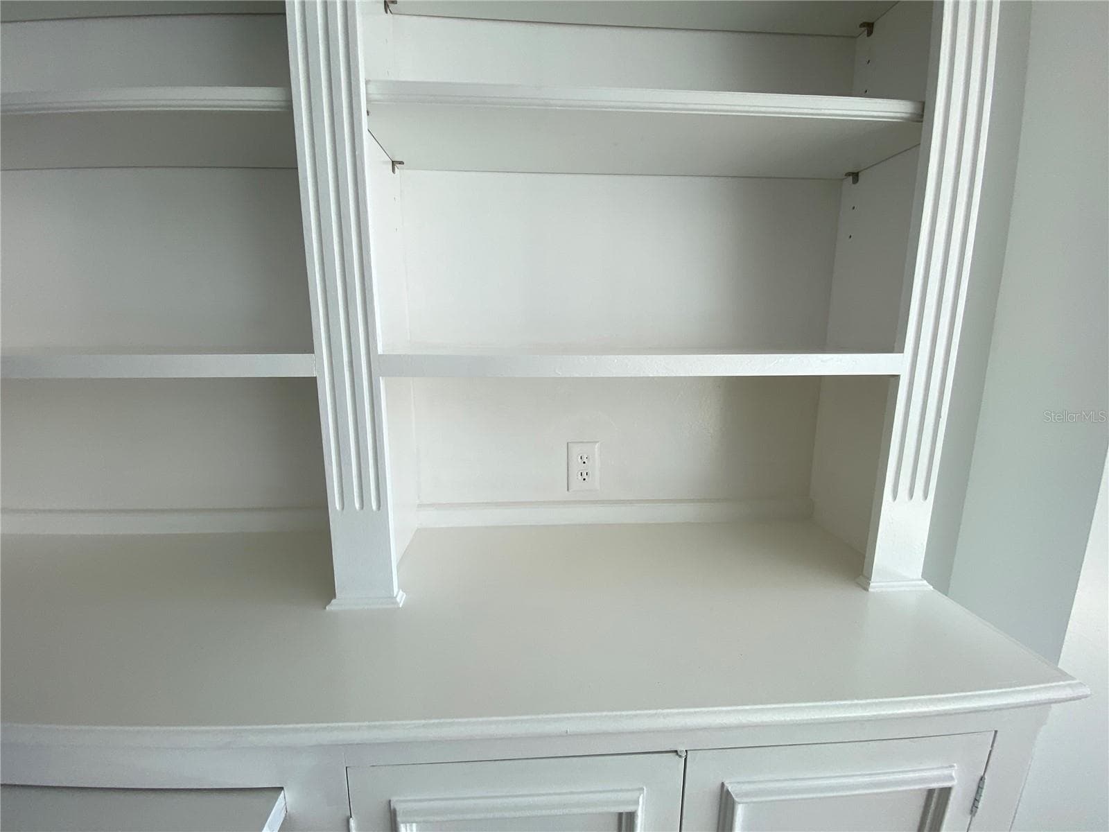 an outlet in the bookcase - 2403 S ARDSON PL #402B, TAMPA