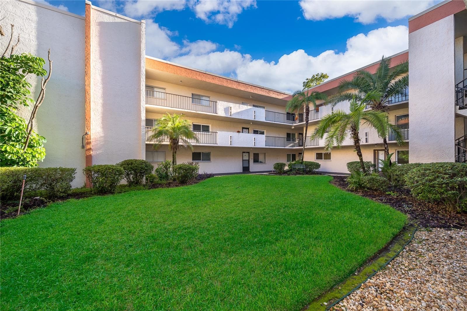Court Yard View of Building. - 1130 N LAKE PARKER AVE #C126, LAKELAND