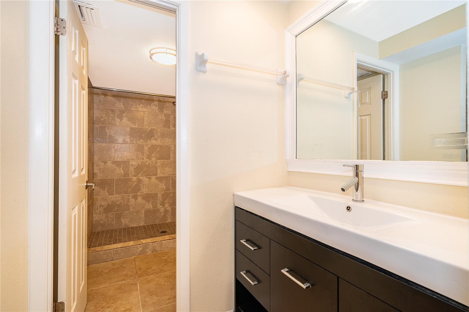 Owner Suite Bathroom - 1130 N LAKE PARKER AVE #C126, LAKELAND