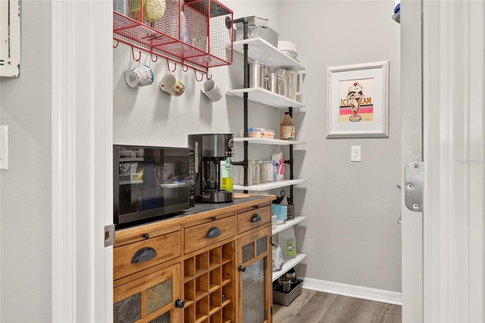 Coffee bar/walk in pantry - 8053 SW 86TH TERRACE RD, OCALA