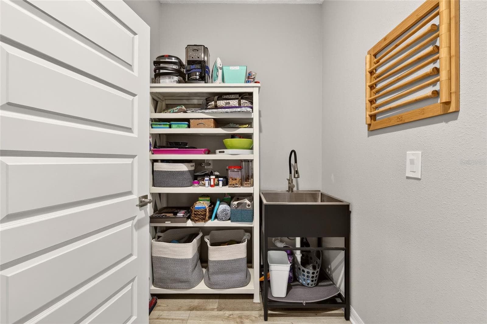 Laundry room w/sink - 8053 SW 86TH TERRACE RD, OCALA