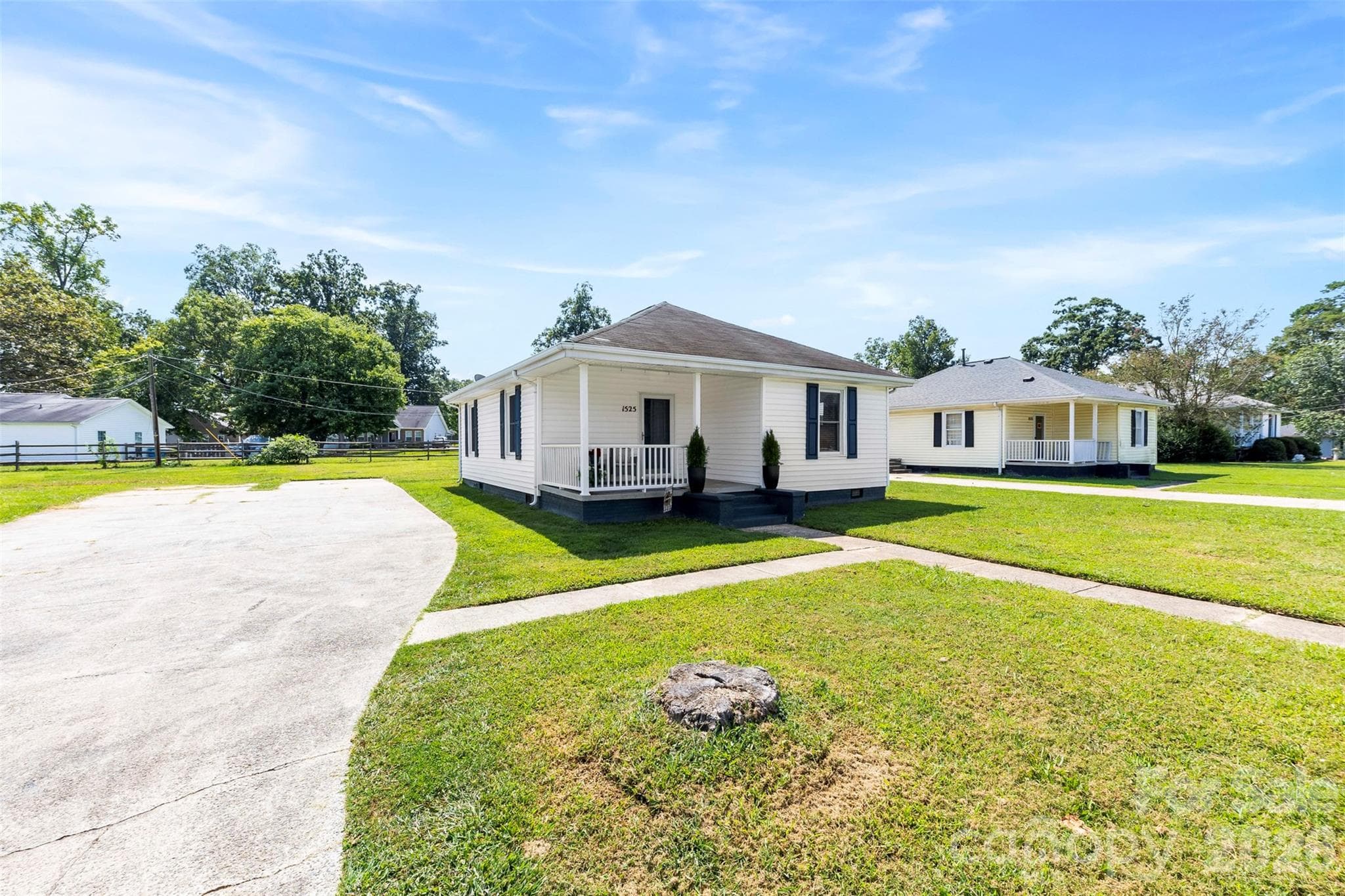 Single Family Residence at 1525 Perfection Avenue, Belmont, photo 2 of 20