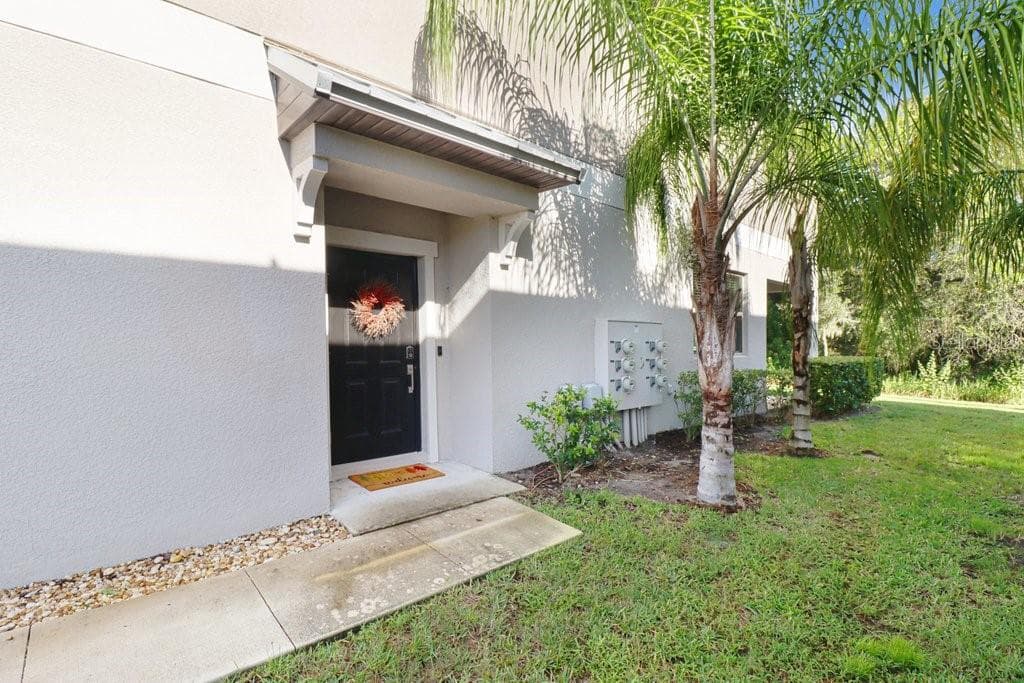Front Entry on the side - 9536 PEMBROOKE PINES DR, SUN CITY CENTER