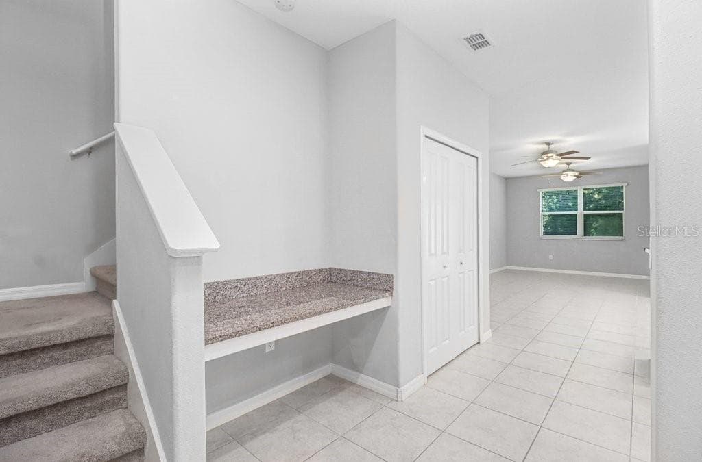 Foyer/Entry with built in desk - 9536 PEMBROOKE PINES DR, SUN CITY CENTER
