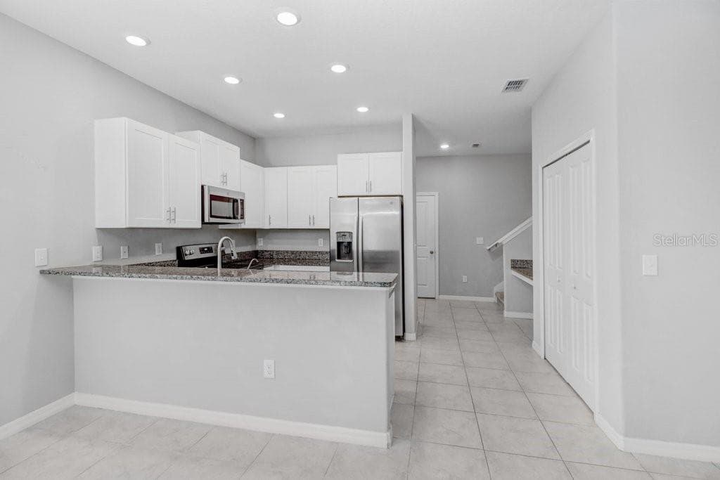 Kitchen with newer appliances and double pantry - 9536 PEMBROOKE PINES DR, SUN CITY CENTER