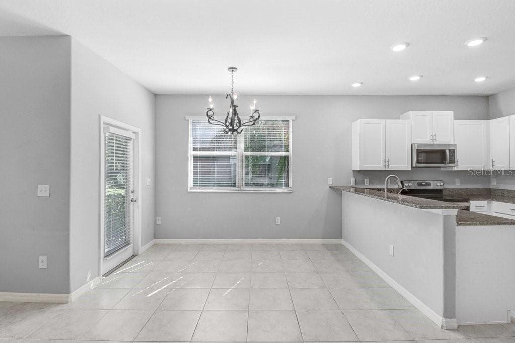 Dining Room with plenty of space and door to Back Patio - 9536 PEMBROOKE PINES DR, SUN CITY CENTER