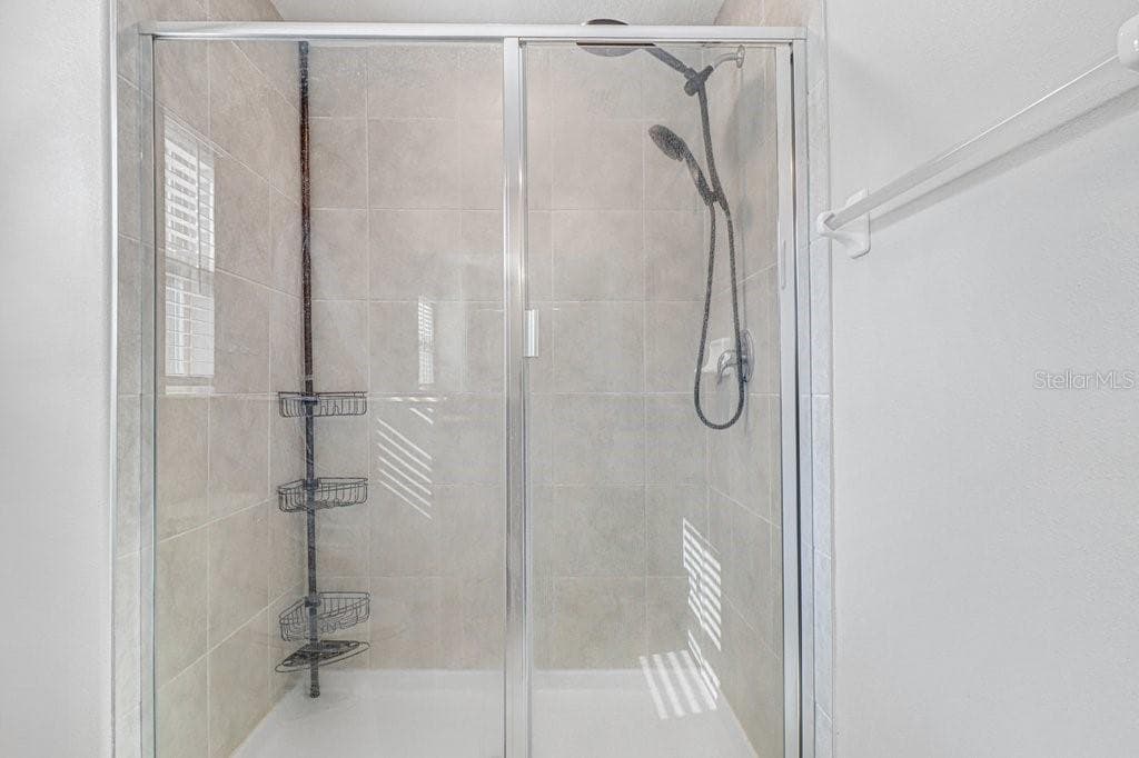 Large walk in shower - 9536 PEMBROOKE PINES DR, SUN CITY CENTER
