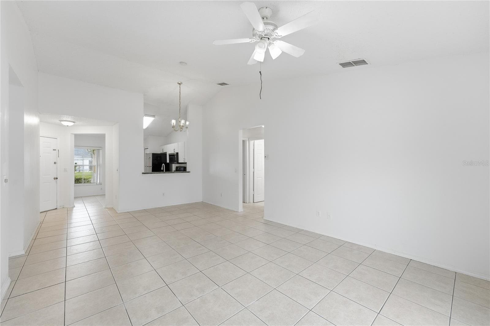 Bright, open living space with vaulted ceiling - 4609 CHEYENNE POINT TRL, KISSIMMEE