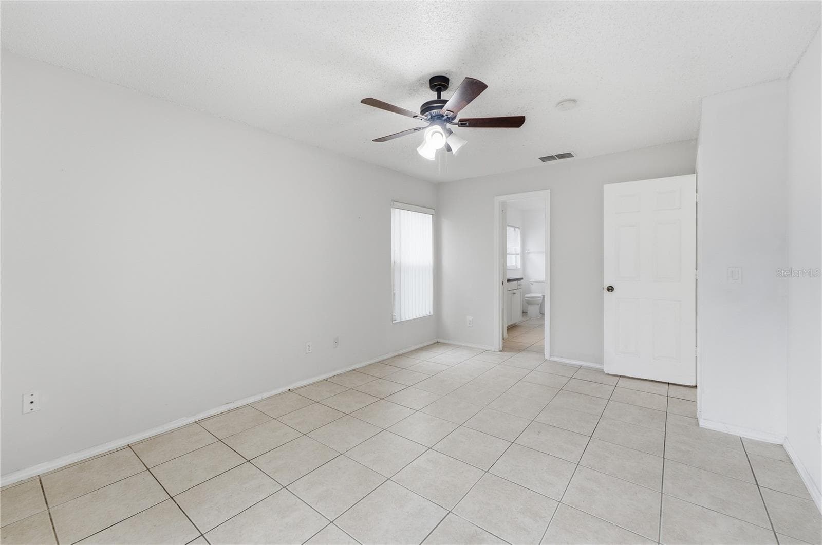Spacious primary bedroom ready for your personal touch - 4609 CHEYENNE POINT TRL, KISSIMMEE