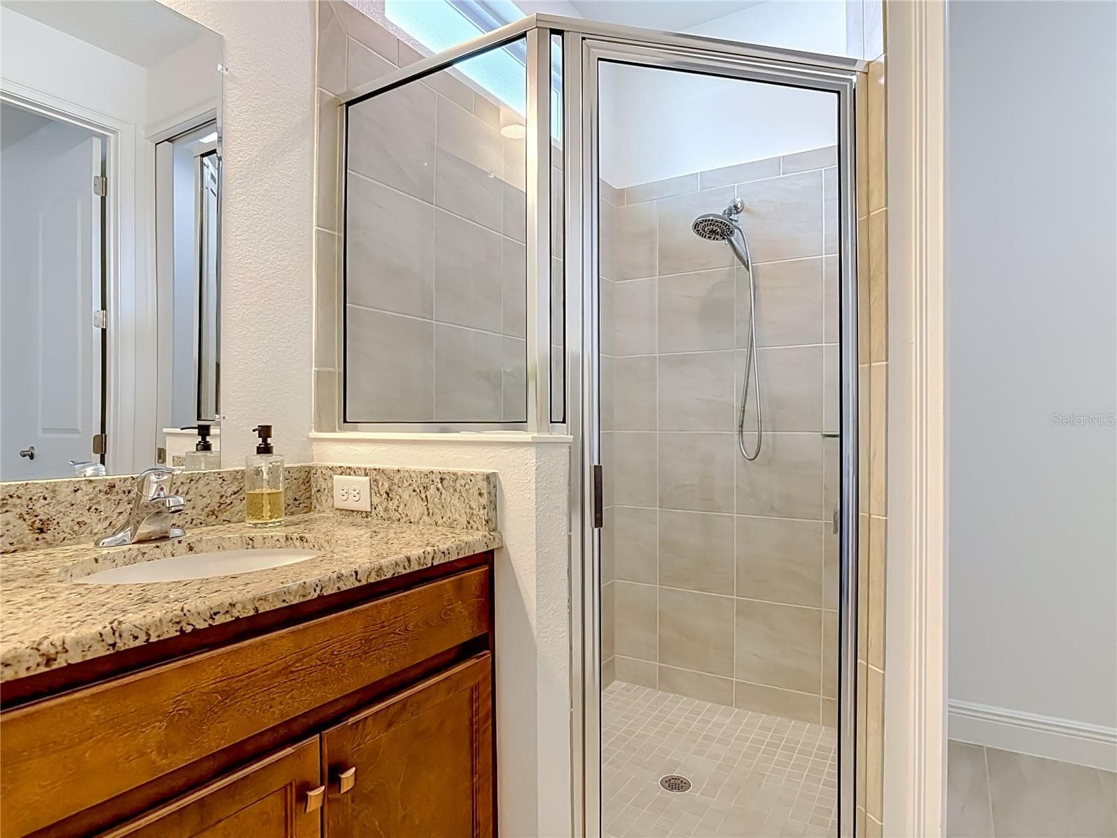 Walk-in shower and Separate water closet - 1611 LADY FERN TRL, DELAND