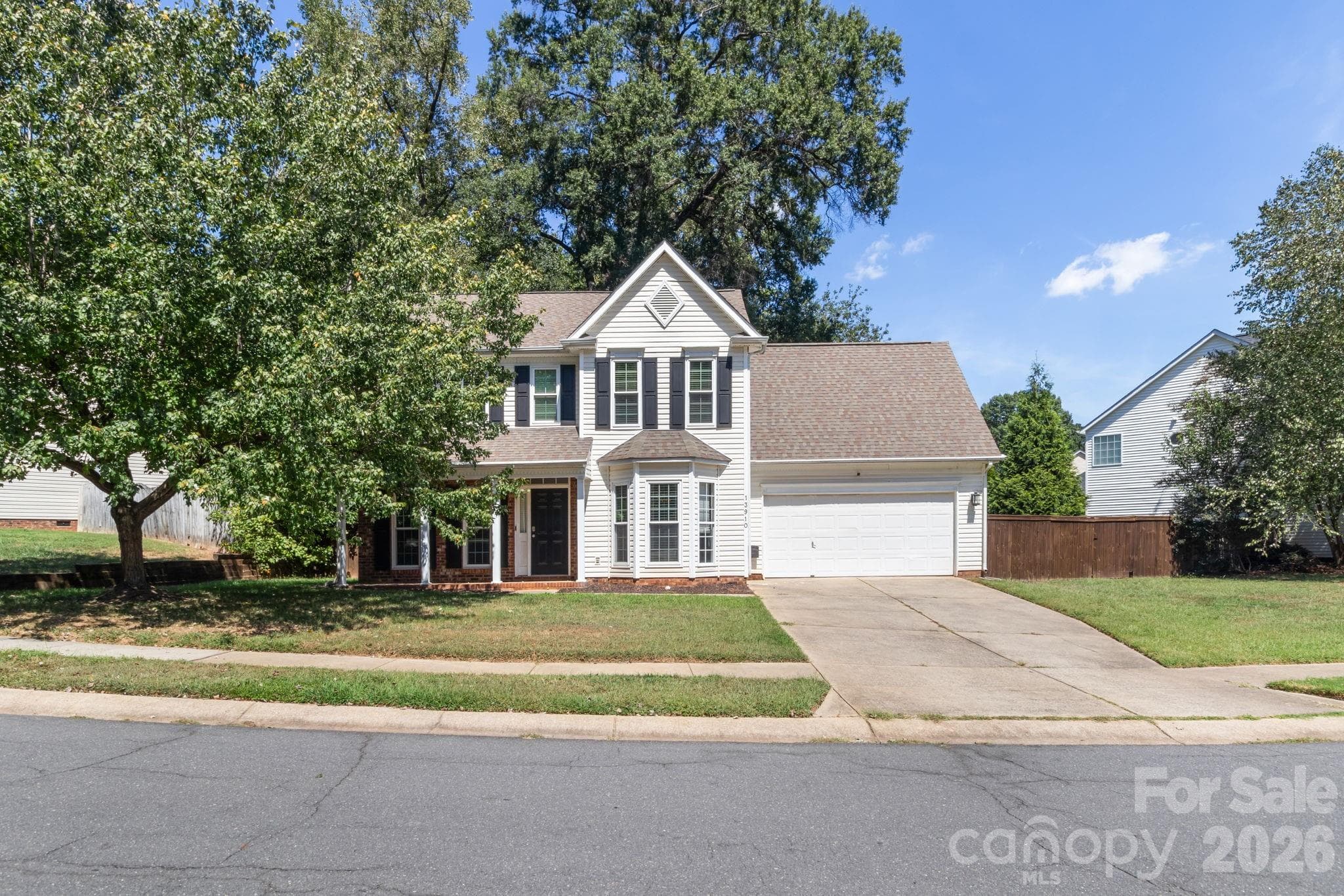 Single Family Residence at 13910 Hatton Cross Drive, Charlotte, photo 2 of 33