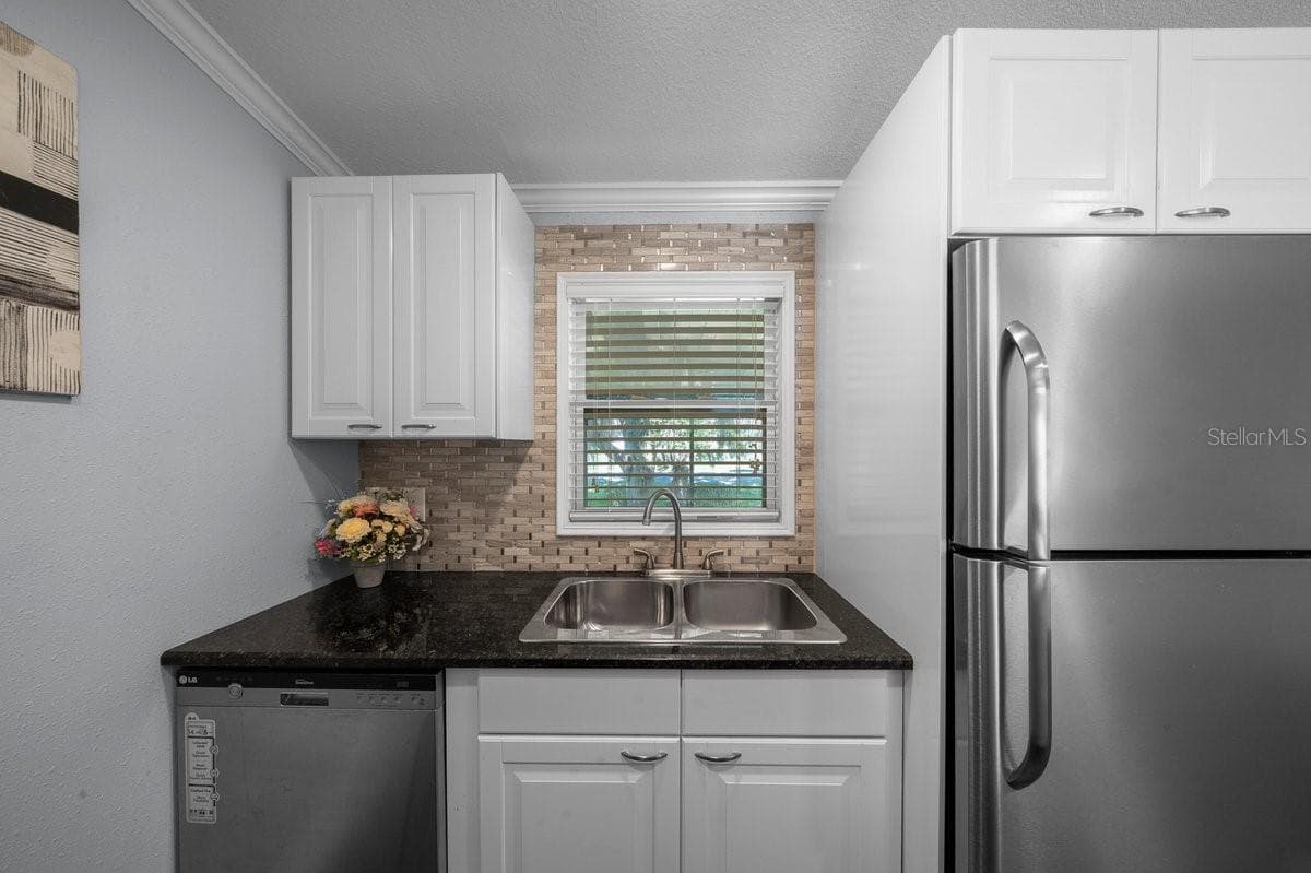 Manufactured Home at 15346 CARROLLS CT, TAVARES, photo 8 of 47