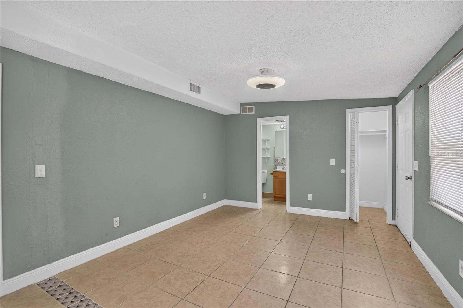 One Bedroom Apartment - 1727 WAIKIKI WAY, TAMPA