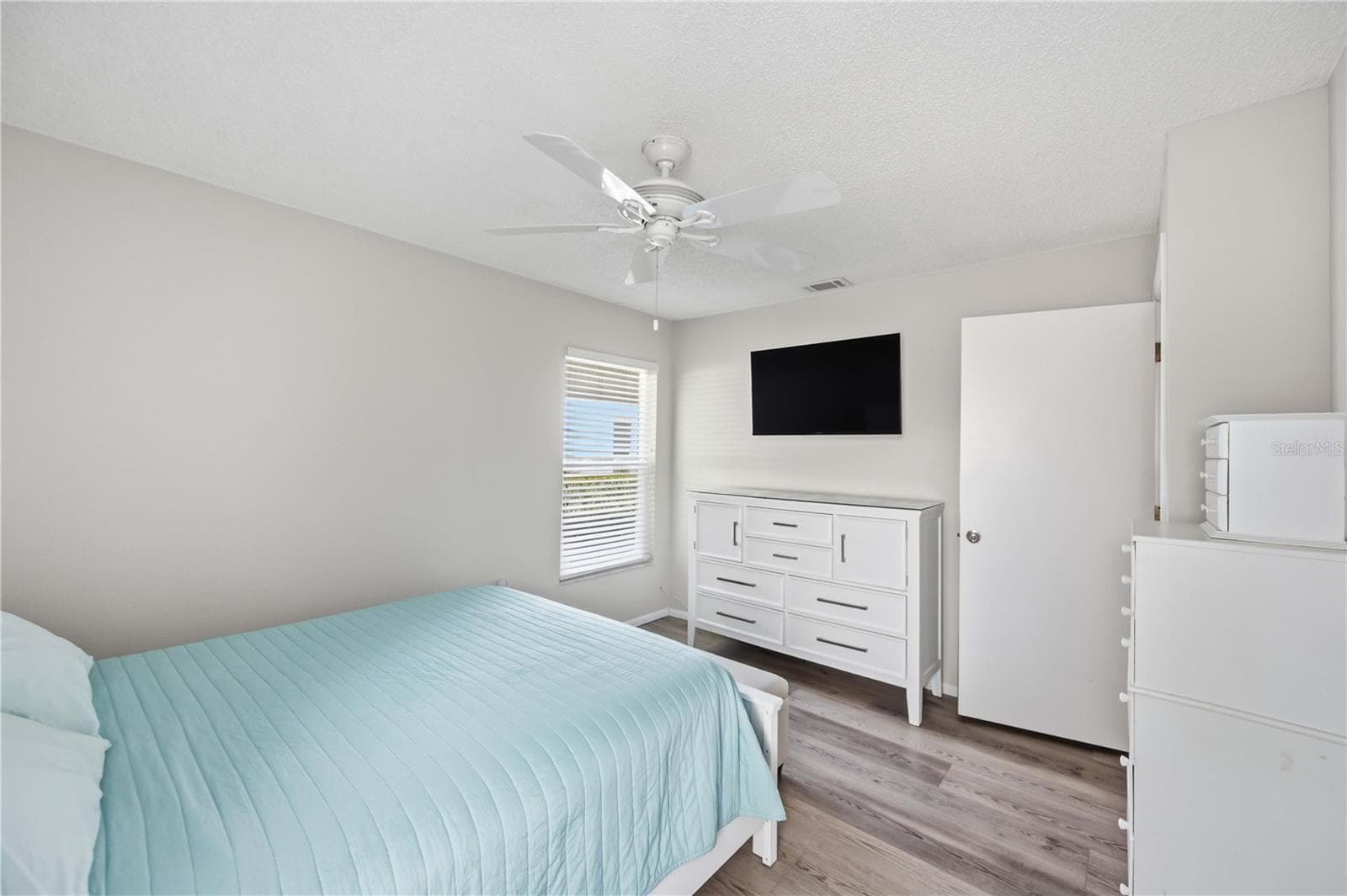 Guest Bedroom - 680 LINDEN DR, ENGLEWOOD