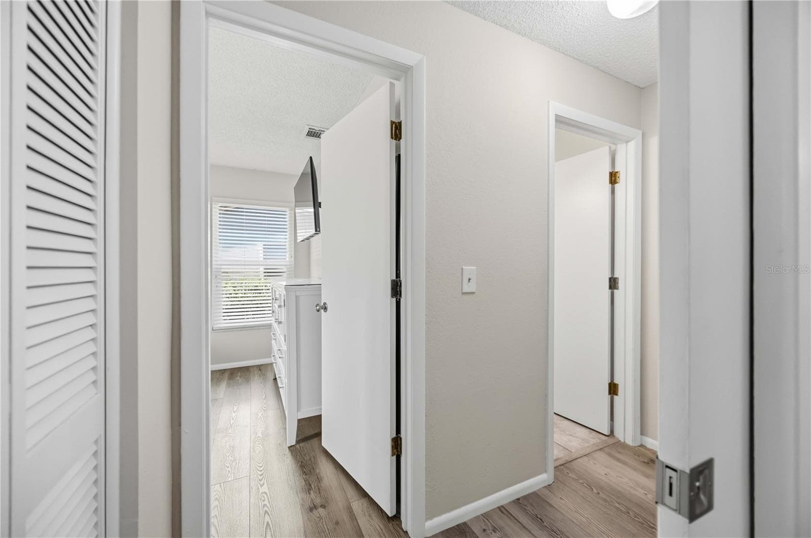 Guest Bedroom, Bathroom with pocket slider for privacy to guest area - 680 LINDEN DR, ENGLEWOOD