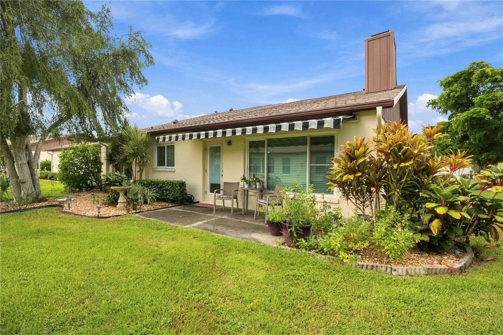 Private Patio with retractable awning - 680 LINDEN DR, ENGLEWOOD