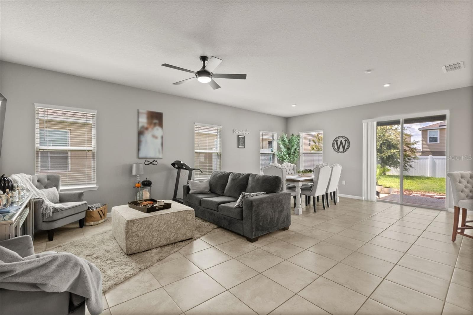 Family room to dining area with SGD to covered lanai. - 1596 EUCALYPTUS WAY, DAVENPORT