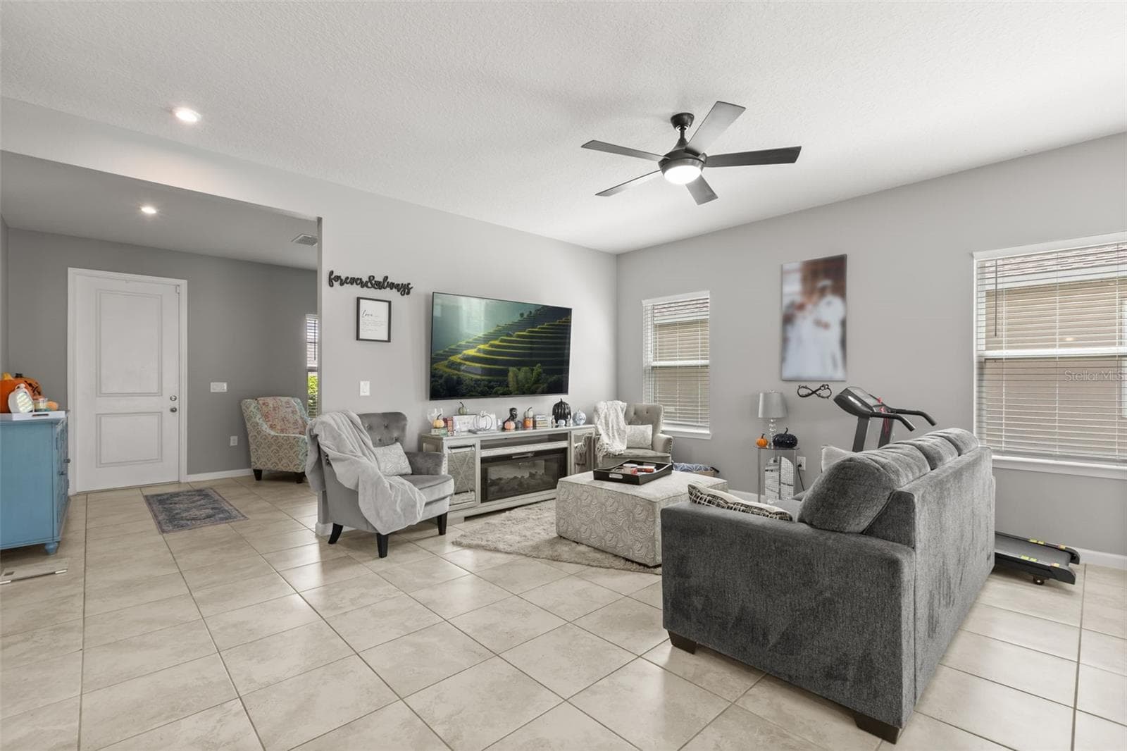 Family room with view to foyer. - 1596 EUCALYPTUS WAY, DAVENPORT