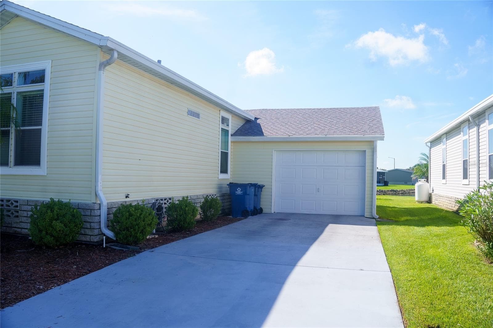 Manufactured Home at 3000 US HIGHWAY 17 92 W LOT 553, HAINES CITY, photo 3 of 18