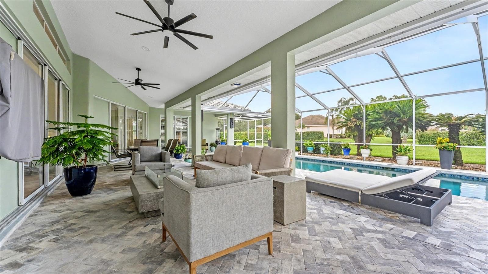 Large screened lanai overlooking saltwater pool with plenty of room for entertaining and sunbathing - 3417 BARLEY CT, LAKELAND