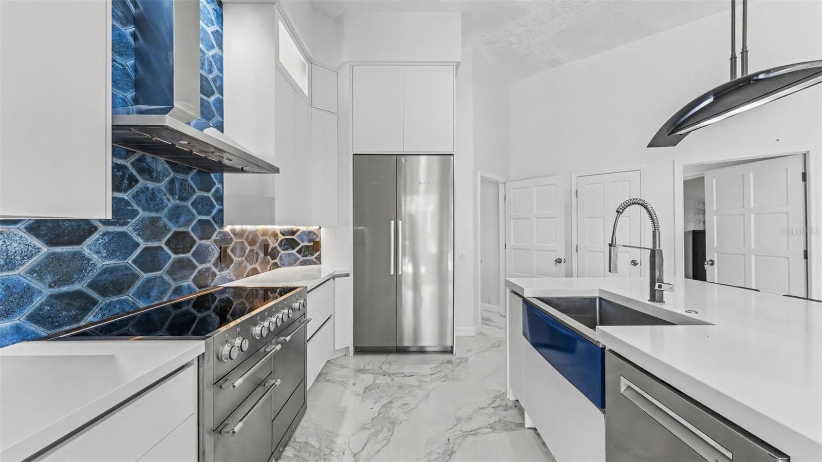 Kitchen with oversized kitchen island offering plenty of prep work space - 3417 BARLEY CT, LAKELAND