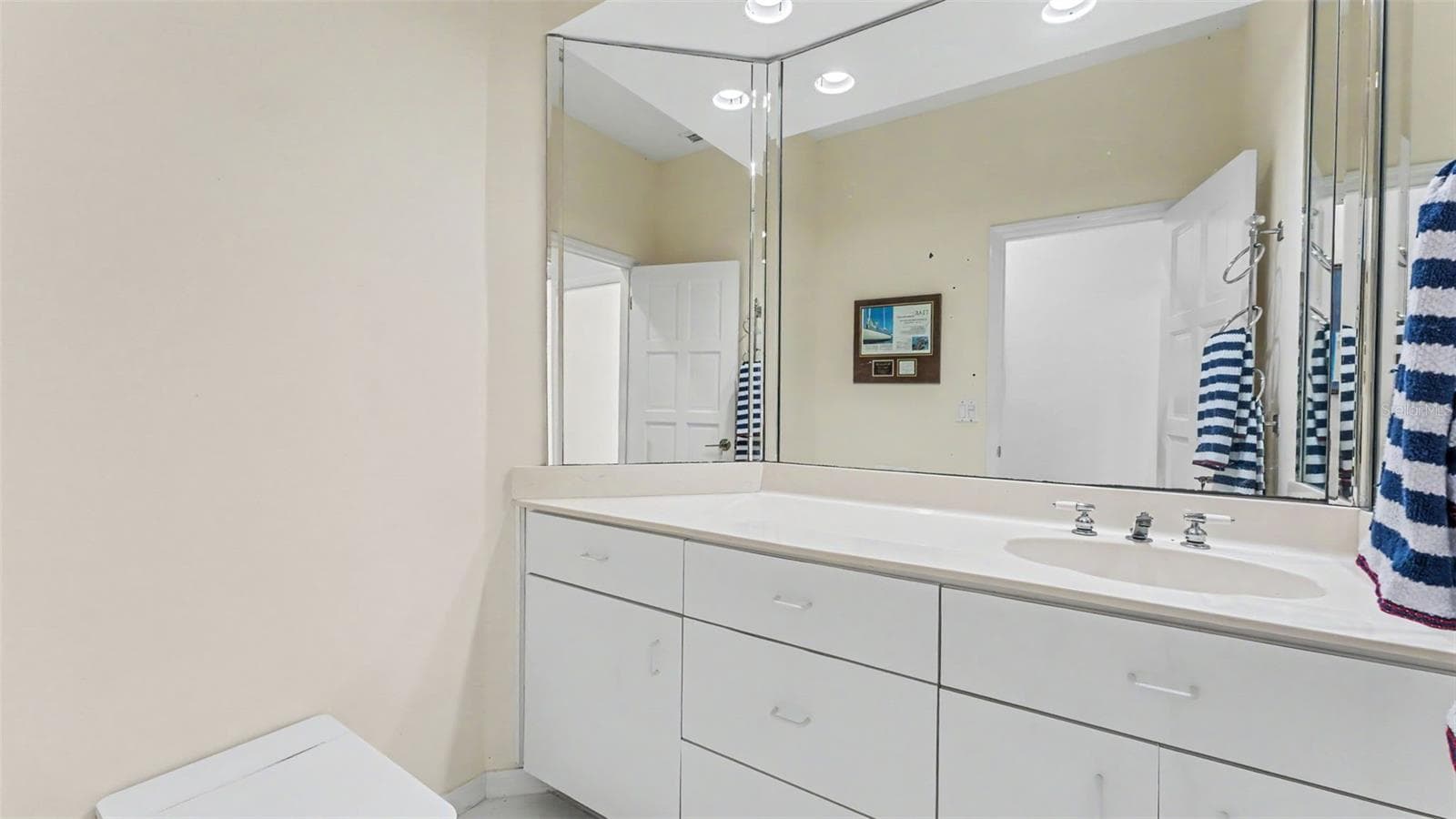 Half bath accessed from hallway - 3417 BARLEY CT, LAKELAND