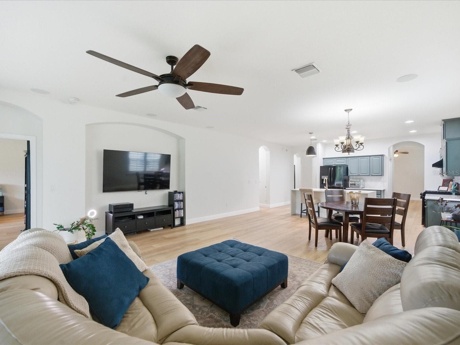 Single Family Residence at 17735 BRIGHT WHEAT DR, LITHIA, photo 22 of 49