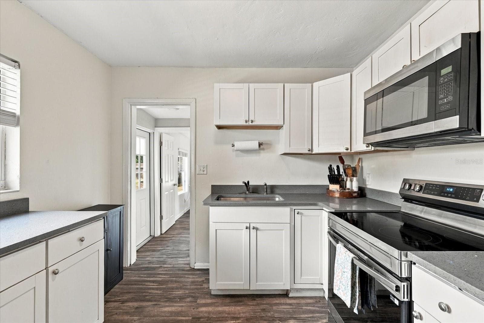 Quartz countertops - 2225 CAPRI DR, CLEARWATER