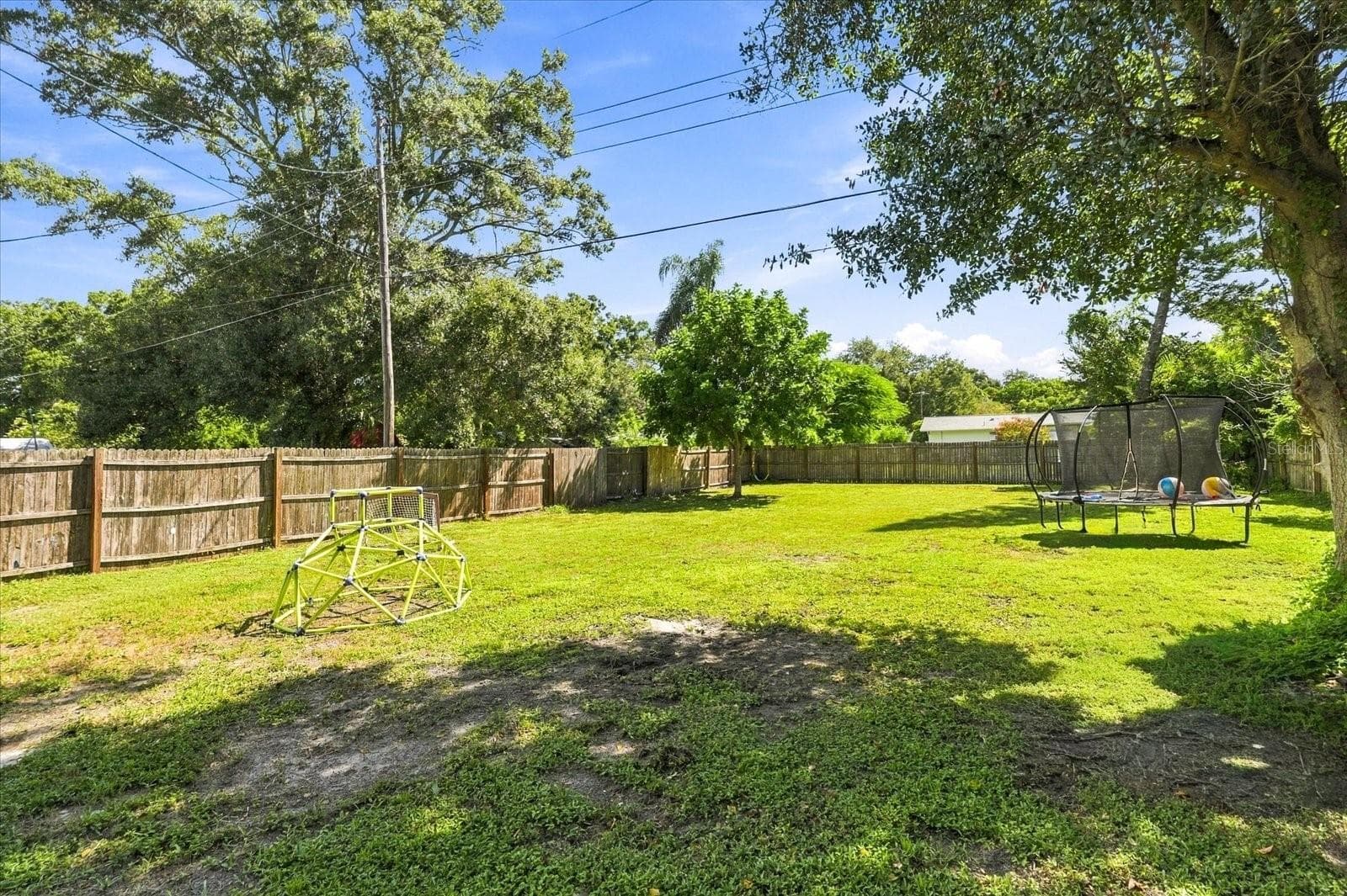 Fully fenced backyard - 2225 CAPRI DR, CLEARWATER